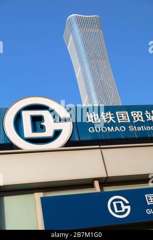 CITIC Tower (grattacielo più alto di Pechino nel 2020) e la stazione della metropolitana Guomao, Pechino, Cina Foto Stock