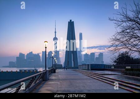 Skyline di Pudong all'alba, Shanghai, Cina Foto Stock