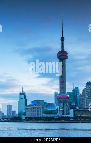 Oriental Pearl Tower a Pudong, Shanghai, Cina Foto Stock