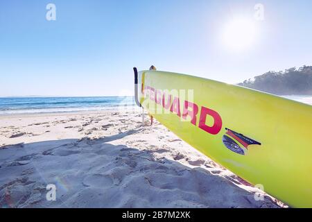 Equipaggiamento da bagnino alla luce del mattino presto su una deserta Main Beach a Noosa, Queensland, Australia Foto Stock