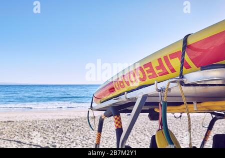 Equipaggiamento da bagnino alla luce del mattino presto su una deserta Main Beach a Noosa, Queensland, Australia Foto Stock