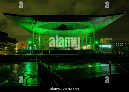 USO EDITORIALE SOLO il Senedd, sede dell'Assemblea Nazionale per il Galles a Cardiff, partecipa alla campagna Tourism Ireland Global Greenings per celebrare la Giornata di San Patrizio, che si terrà martedì 17 marzo. Foto Stock