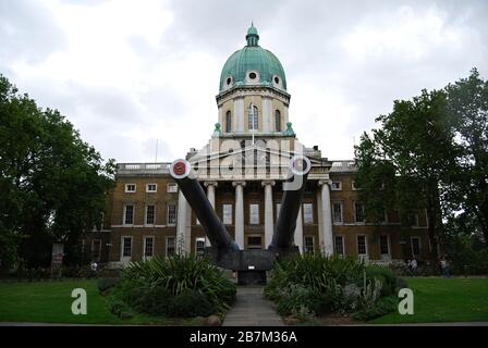 Londra / Inghilterra, Regno Unito - 10 agosto 2008: Imperial War Museum a Londra. Ingresso principale Foto Stock