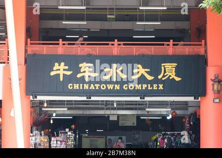 Enorme cartello Chinatown Complex in inglese e mandarino, all'interno ci sono un mercato umido e un grande centro gastronomico. Singapore Foto Stock