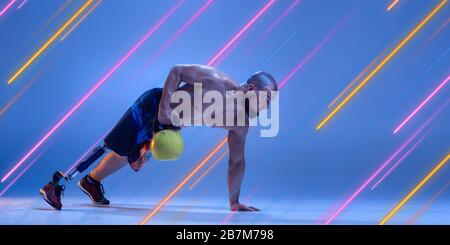 Sport creativo e linee al neon su sfondo blu, volantino, proposta. Addestramento dell'allestitore maschile in azione e in movimento. Concetto di hobby, stile di vita sano, gioventù, azione, movimento, stile moderno. Incluso. Foto Stock