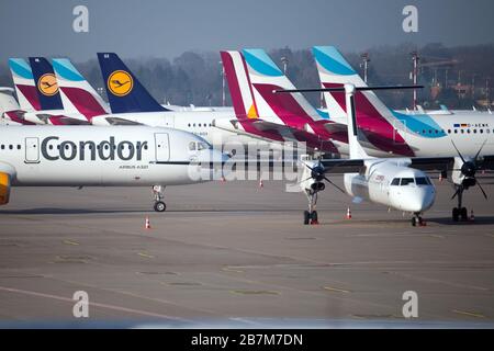 Duesseldorf, Germania. 17 Marzo 2020. Gli aeromobili di Lufthansa, Condor ed Eurowings sono parcheggiati sul piazzale dell'aeroporto di Düsseldorf. La crisi della corona sta avendo un impatto massiccio sugli aeroporti della Renania settentrionale-Vestfalia. Credit: Federico Gambarini/dpa/Alamy Live News Foto Stock