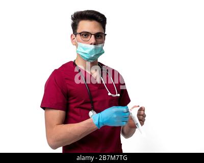 Giovane medico di sesso maschile con stetoscopio sul collo con siringa, isolato su bianco Foto Stock
