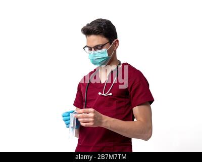 Giovane medico di sesso maschile con stetoscopio sul collo con siringa, isolato su bianco Foto Stock