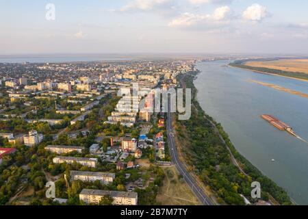 Veduta aerea della città di Galati, Romania. Fiume Danubio vicino alla città con luce calda al tramonto Foto Stock