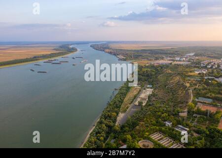 Veduta aerea della città di Galati, Romania. Fiume Danubio vicino alla città con luce calda al tramonto Foto Stock