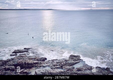 Surfisti al Parco Nazionale di Noosa, Queensland Australia Foto Stock