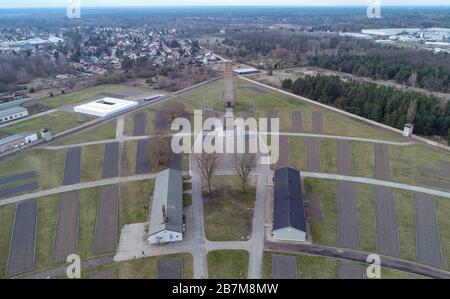 Oranienburg, Germania. 04th Mar, 2020. I terreni del memoriale di Sachsenhausen (fotografia aerea scattata con un drone). Le caserme sono state costruite in quattro file intorno all'area di chiamata a rulli semicircolari. Il campo di concentramento di Sachsenhausen è stato costruito nell'estate del 1936 dai prigionieri dei campi di Emsland. Tra il 1936 e il 1945, più di 200,000 persone sono state imprigionate nel campo di concentramento di Sachsenhausen. Credito: Patrick Pleul/dpa-Zentralbild/ZB/dpa/Alamy Live News Foto Stock