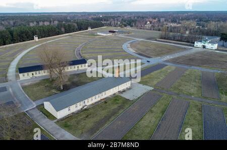 Oranienburg, Germania. 04th Mar, 2020. I terreni del memoriale di Sachsenhausen (fotografia aerea scattata con un drone). Le caserme sono state costruite in quattro file intorno all'area di chiamata a rulli semicircolari. Il campo di concentramento di Sachsenhausen è stato costruito nell'estate del 1936 dai prigionieri dei campi di Emsland. Tra il 1936 e il 1945, più di 200,000 persone sono state imprigionate nel campo di concentramento di Sachsenhausen. Credito: Patrick Pleul/dpa-Zentralbild/ZB/dpa/Alamy Live News Foto Stock