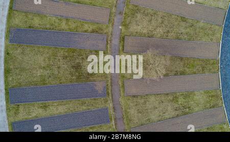 Oranienburg, Germania. 04th Mar, 2020. Linee delle ex caserme del campo sui terreni del Sachsenhausen Memorial (fotografia aerea scattata con un drone). Il campo di concentramento di Sachsenhausen è stato costruito nell'estate del 1936 dai prigionieri dei campi di Emsland. Tra il 1936 e il 1945, più di 200,000 persone sono state imprigionate nel campo di concentramento di Sachsenhausen. Credito: Patrick Pleul/dpa-Zentralbild/ZB/dpa/Alamy Live News Foto Stock