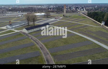 Oranienburg, Germania. 04th Mar, 2020. I terreni del memoriale di Sachsenhausen (fotografia aerea scattata con un drone). Le caserme sono state costruite in quattro file intorno all'area di chiamata a rulli semicircolari. Il campo di concentramento di Sachsenhausen è stato costruito nell'estate del 1936 dai prigionieri dei campi di Emsland. Tra il 1936 e il 1945, più di 200,000 persone sono state imprigionate nel campo di concentramento di Sachsenhausen. Credito: Patrick Pleul/dpa-Zentralbild/ZB/dpa/Alamy Live News Foto Stock