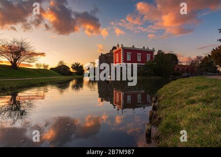 Golden Hour al tramonto su Villa Hamilton, Wörlitzer Park. Foto Stock