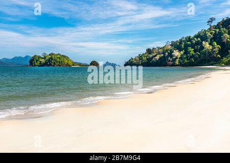 Spiaggia di Andaman con vista sullo stretto di Malaca e sulla foresta pluviale di Langkawi, Langkawi, Malesia, Asia Foto Stock