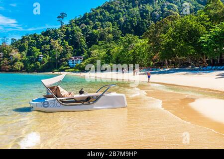 Spiaggia di Andaman con vista sullo stretto di Malaca e la foresta pluviale di Langkawi, Langkawi, Malesia, Asia Foto Stock