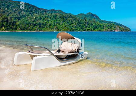 Spiaggia di Andaman con vista sullo stretto di Malaca e sulla foresta pluviale di Langkawi, Langkawi, Malesia, Asia Foto Stock