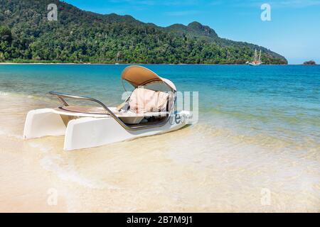 Spiaggia di Andaman con vista sullo stretto di Malaca e sulla foresta pluviale di Langkawi, Langkawi, Malesia, Asia Foto Stock