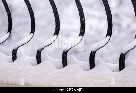 Neve su ringhiera in ferro battuto, primo piano Foto Stock