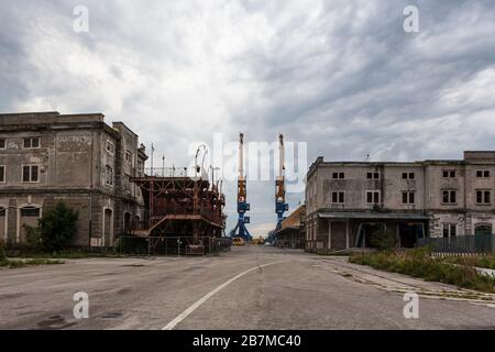 Edifici abbandonati nel Porto Vecchio di Trieste, Friuli-Venezia Giulia, Italia Foto Stock
