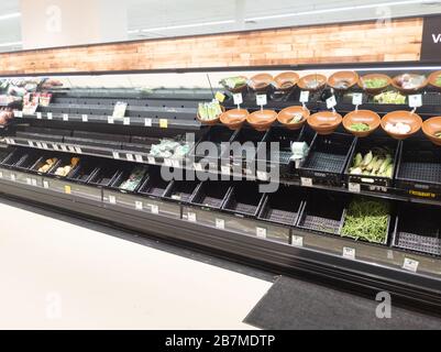 Scaffali vuoti presso l'Australian Supermarket Foto Stock