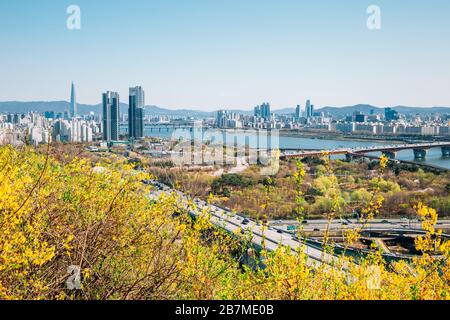 Il paesaggio urbano di Seoul e il fiume Han dalla montagna di Eungbongsan in primavera in Corea Foto Stock