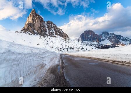 Passo di montagna nelle Alpi europee in una giornata invernale Foto Stock