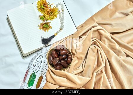 Vista dall'alto del cibo dell'iftar del ramadan con lanterna arabica tradizionale. Spazio di copia Foto Stock
