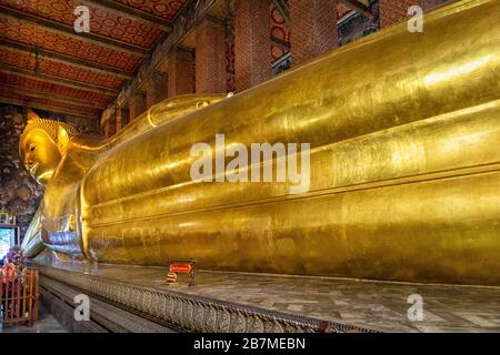 Buddha reclinato al Wat Pho a Bangkok, in Thailandia Foto Stock