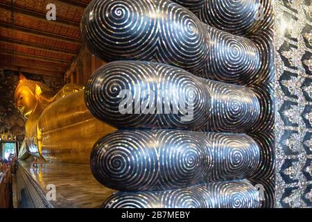 Buddha reclinato al Wat Pho a Bangkok, in Thailandia Foto Stock