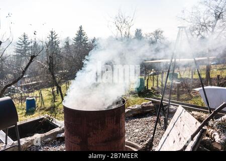 Barile fumante nel mezzo del giardino Foto Stock