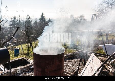 Barile fumante nel mezzo del giardino Foto Stock