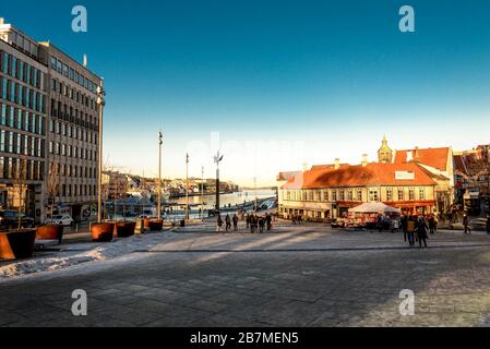 Piazza della città centrale di Stavanger, porto e porto pittoresco nella stagione invernale, Norvegia, dicembre 2017 Foto Stock