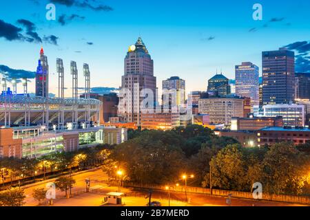 Cleveland, Ohio, Stati Uniti d'America downtown skyline della città in serata. Foto Stock