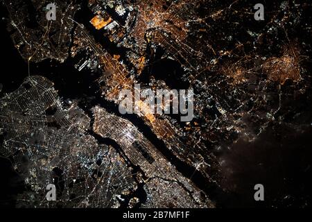 NEW YORK, USA - 28 Feb 2020 - la ben illuminata area metropolitana di New York e New Jersey è vista durante le prime ore del mattino come International Spa Foto Stock