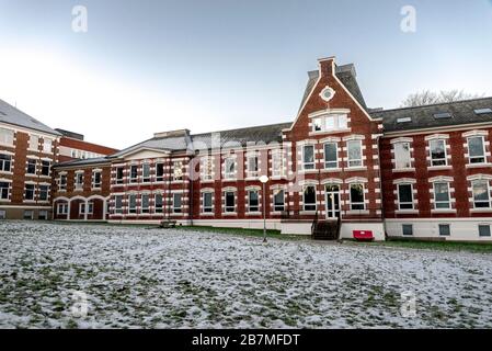 Vista sul vecchio edificio dell'ospedale di Stavanger dal parco nella stagione invernale, Norvegia, dicembre 2017 Foto Stock