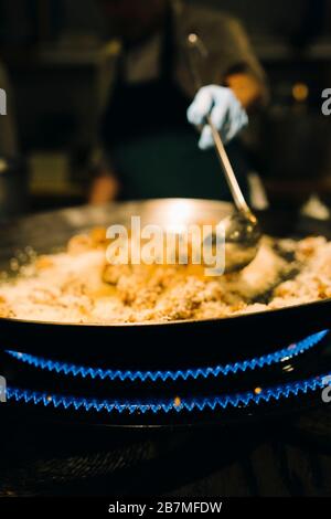 La cucina dello chef paella Foto Stock