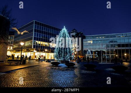 Albero di Natale nel centro di Stavanger vicino alla cattedrale di notte, Norvegia, dicembre 2017 Foto Stock