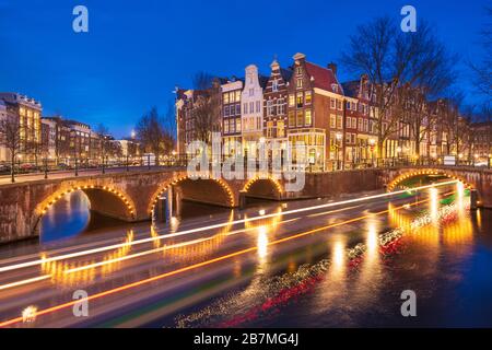 Amsterdam, Paesi Bassi ponti e canali al crepuscolo. Foto Stock