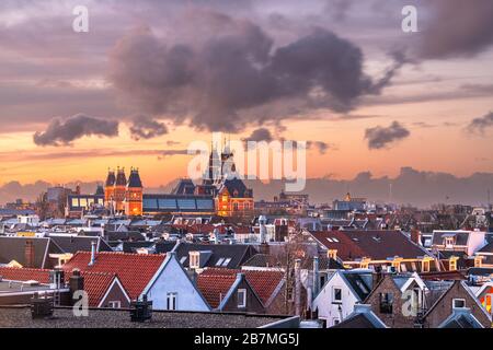 Amsterdam; Paesi Bassi vista della città da De Pijp al crepuscolo. Foto Stock