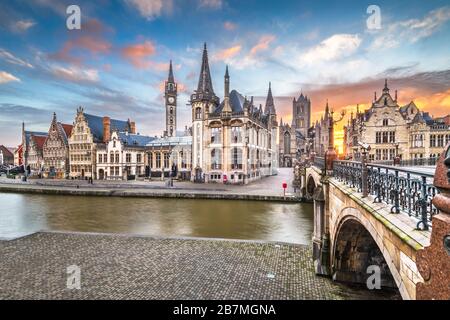 Gand, Belgio città vecchia dal Graslei sono all'alba. Foto Stock