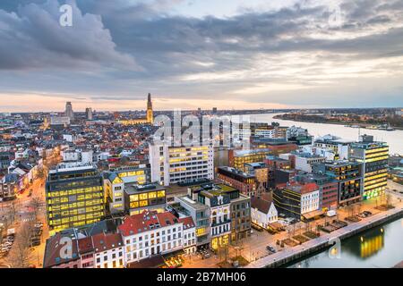 Anversa, Belgio paesaggio urbano dall'alto al crepuscolo. Foto Stock