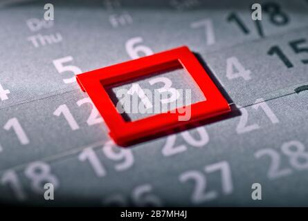 Una cornice rossa segna venerdì 13 su un calendario Foto Stock