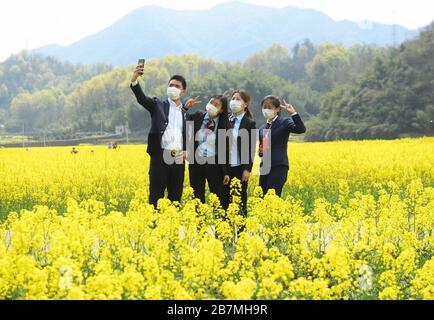 Zhuji, provincia cinese di Zhejiang. 17 Marzo 2020. I turisti prendono selfie in un campo di fiori di cole a Zhuji, provincia di Zhejiang della Cina orientale, 17 marzo 2020. Credit: Weng Xinyang/Xinhua/Alamy Live News Foto Stock