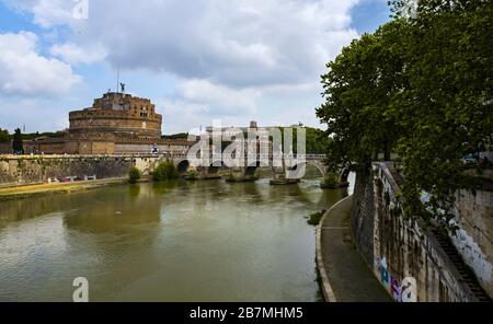 Castel Sant'Angelo a Roma visto dalla riva sinistra del Tevere Foto Stock