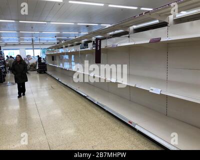Scaffali vuoti dove il rotolo di carta igienica è solitamente immagazzinato in un supermercato di Sainsbury al centro di Arnison a Durham, il giorno dopo che il primo ministro Boris Johnson ha invitato la gente a rimanere lontano dai pub, dai randelli e dai teatri, lavorare da casa se possibile ed evitare tutti i contatti non essenziali e viaggiare per ridurre l'impatto della pandemia di coronavirus. Foto Stock