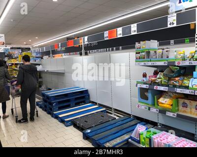 Scaffali vuoti in cui il rotolo di carta igienica è di solito immagazzinato in un supermercato Lidl all'Arnison Center di Durham, il giorno dopo che il primo Ministro Boris Johnson ha invitato la gente a stare lontano da pub, club e teatri, lavorare da casa se possibile ed evitare tutti i contatti non essenziali e viaggiare per ridurre l'impatto della pandemia di coronavirus. Foto Stock