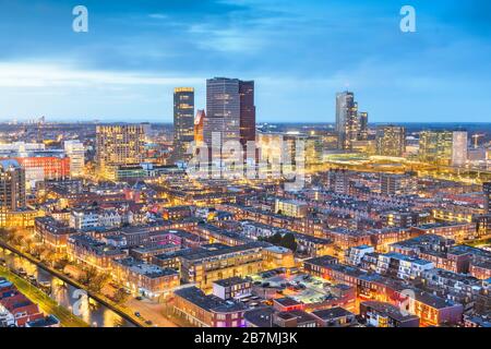 Al crepuscolo, l'Aia, lo skyline del centro della città dei Paesi Bassi. Foto Stock